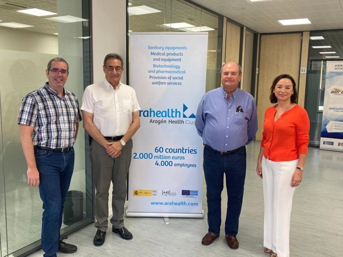 Los concejales de VOX en el Ayuntamiento de Zaragoza, junto los responsables de Arahealth.