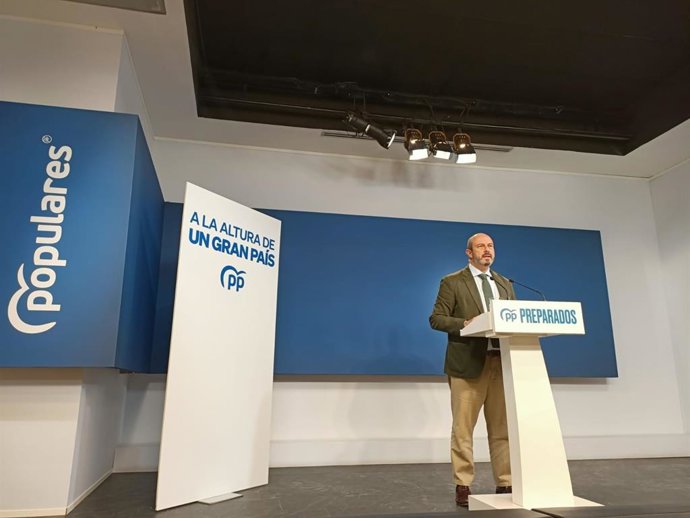 El vicesecretario de Coordinación Autonómica y Local del PP, Pedro Rollán, en rueda de prensa en Génova.