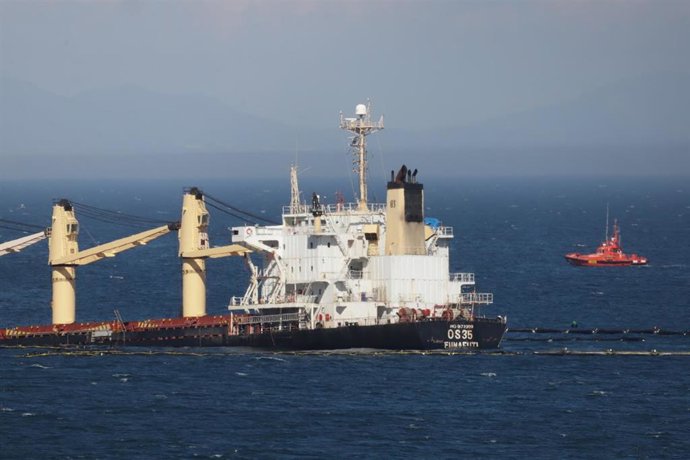 Operación de hundimiento de la popa del OS35 en Gibraltar.
