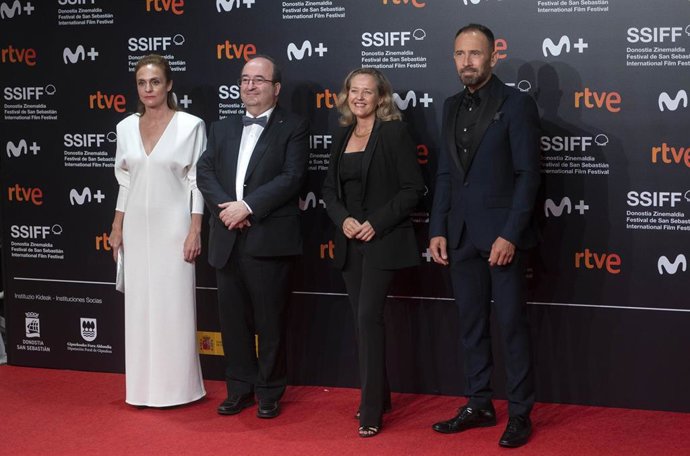La ministra de Asuntos Económicos y Transformación Digital, Nadia Calviño, el ministro de Cultura y Deporte Miquel Iceta, la directora del ICAA, Beatriz Salas y el delegado del gobierno, Denis Itxaso, en la gala de apertura del Festival de San Sebastián