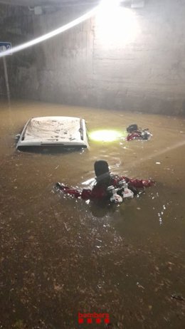 Vehículo en un paso subterráneo inundado por las intensas lluvias del 16 de septiembre.