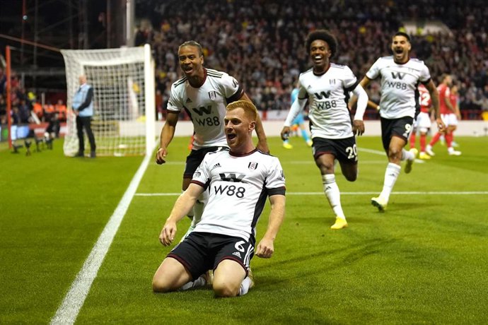 El jugador del Fulham Harrison Reed festeja junto a sus compañeros un gol ante el Nottingham Forest en la Premier League 2022-2023.