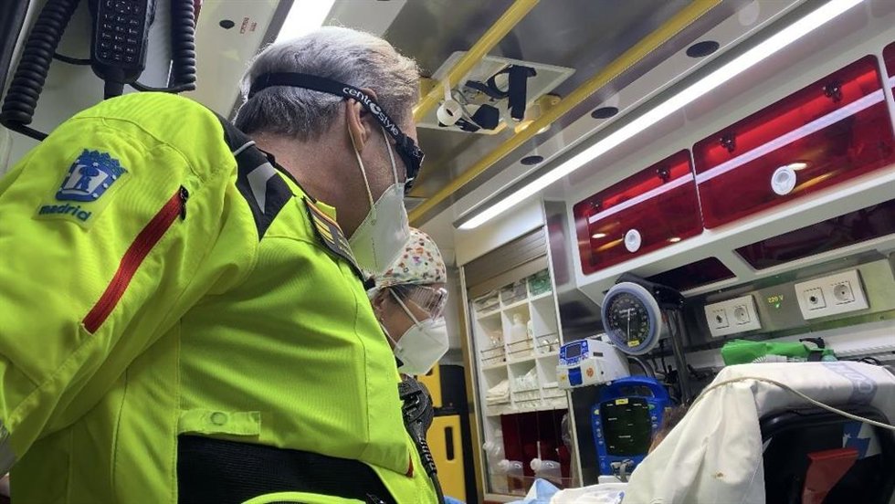 Operarios de Emergencias Madrid atienden a una mujer que acaba de dar a luz