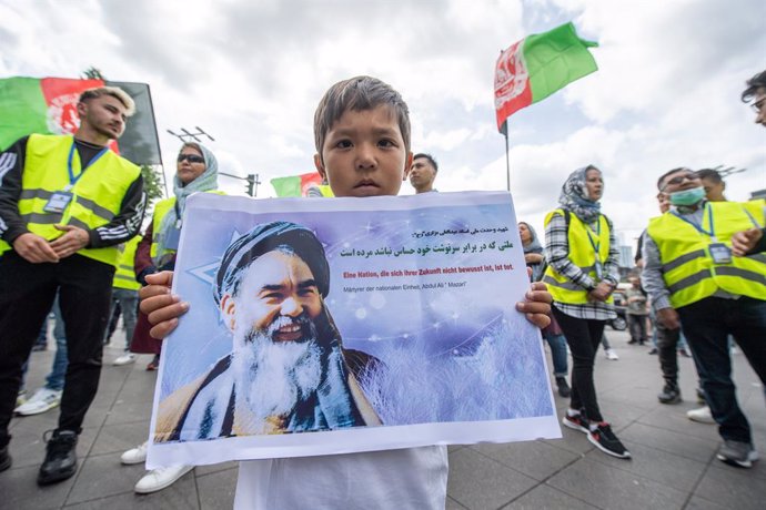 Archivo - 21 May 2022, Hessen, Frankfurt_Main: Afghan exiles, including members of the Hazara ethnic group, demonstrate in down-town Frankfurt against the Taliban regime and its oppression and for women's rights. Photo: Boris Roessler/dpa