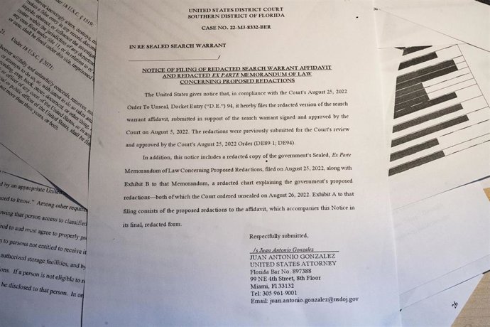 Ell Departamento de Justicia de EE.UU. publica una declaración jurada muy redactada utilizada para obtener una orden de registro de la finca del expresidente Donald Trump en Mar-A-Lago, Florida.