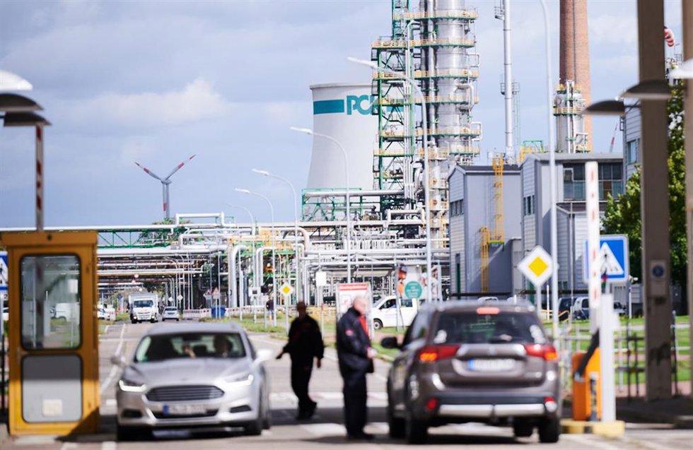 Dos coches son controlados a la entrada de la refinería PCK en Schwedt de Rosneft