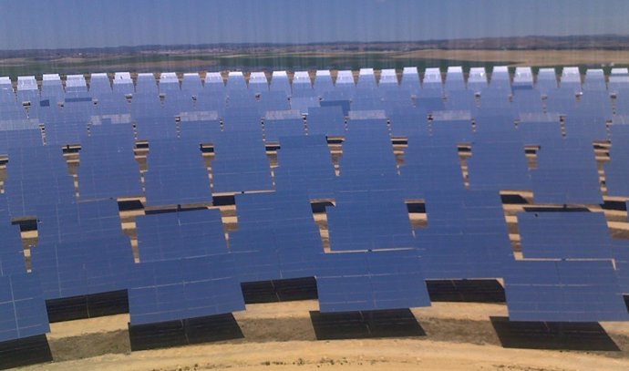Archivo - Imagen de paneles fotovoltaicos.