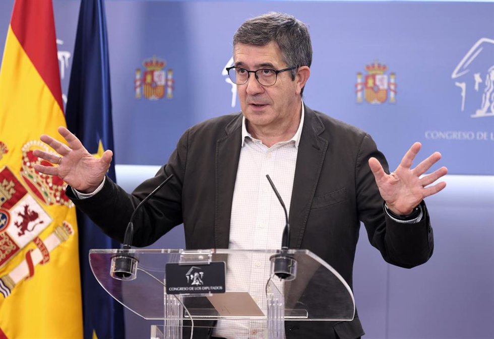 El portavoz del Grupo Parlamentario Socialista en el Congreso de los Diputados, Patxi López, interviene en una rueda de prensa previa a una Junta de Portavoces, en el Congreso de los Diputados, a 13 de septiembre de 2022, en Madrid (España).