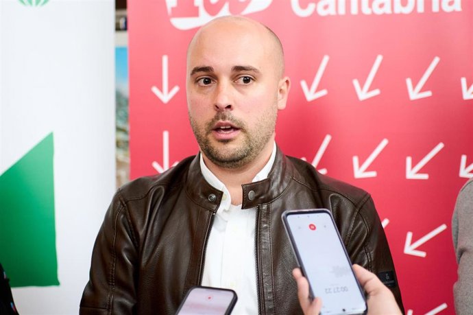 Archivo - El coordinador de IU en Cantabria, Israel Ruiz Salmón