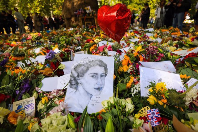 Ofrenda en Londres en homenaje a la reina Isabel II
