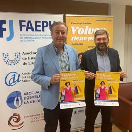 Miguel Ángel Martín, director general de Comercio e Innovación Empresarial de la Comunidad Autónoma (CARM), y Carlos Bernabé, presidente de la Federación de Asociaciones de Empresarios y Profesionales de La Unión