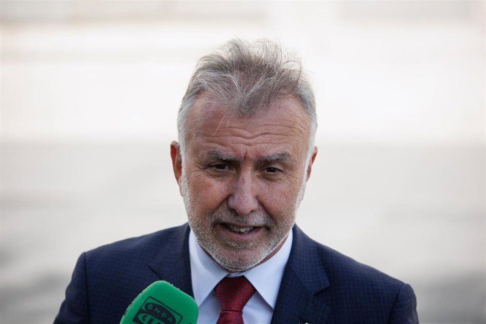 Archivo - El presidente de Canarias, Ángel Víctor Torres, responde a los medios tras asistir al tercer homenaje de Estado a las víctimas de la pandemia del coronavirus, en la Plaza de la Armería del Palacio Real, a 15 de julio de 2022, en Madrid (España