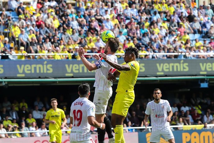 Archivo - Ivan Rakitic y Samuel Chukwueze en el Villareal-Sevilla de la pasada temporada