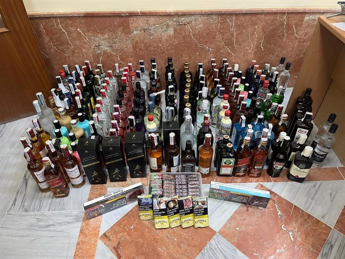 Botellas de bebidas alcohólicas intervenidas por la Policía por la venta sin autorización en un local '24 horas'.