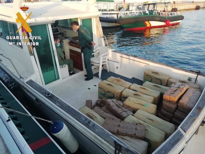 Archivo - Interceptada una embarcación con 1.800 kilos de hachís en el límite de las provincias de Granada y Almería