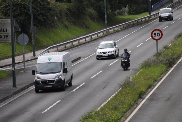 Archivo - Motorista circulando por una carretera en Euskadi