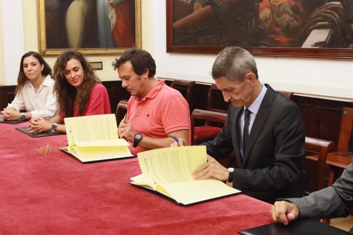 El alcalde de Cádiz, Jose María González, y el presidente de la Fundación Bancaria Unicaja, José M. Domínguez, renuevan el convenio de colaboración en materia de cultura.