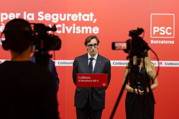 Archivo - El líder del Partido Socialista de Cataluña (PSC) Salvador Illa, comparece tras una conversación mantenida por miembros del PSC en la sede del partido, a 15 de julio de 2022, en Barcelona, Catalunya (España). El coloquio se llama Un pacto por