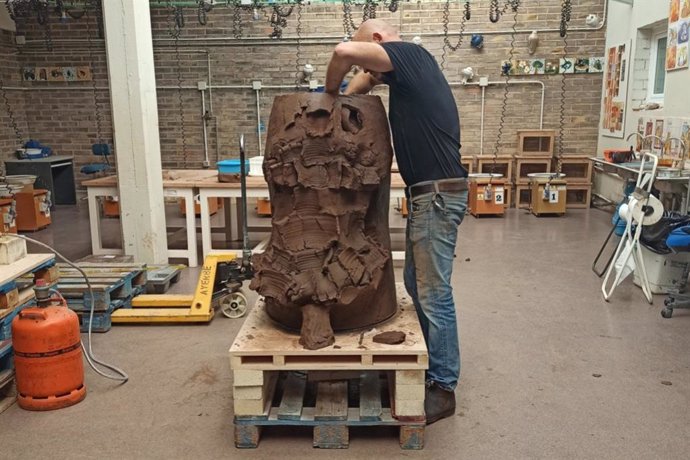 El ceramista polaco Michal Puszczynski está realizando una estancia creativa en el Taller Escuela de Cerámica de Muel.