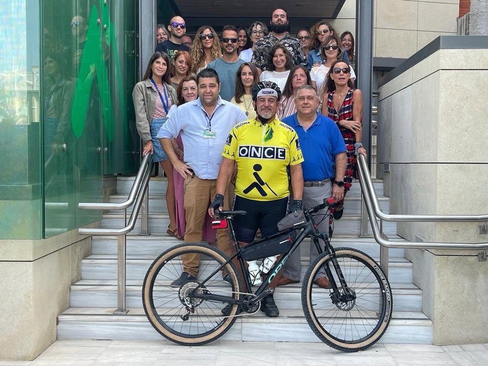 Sergio Cámara Madrid junto a compañeros de la ONCE en Cádiz