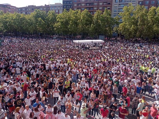 Ambiente en la plaza del Ayuntamiento de Logroño durante el lanzamiento del cohete de San Mateo