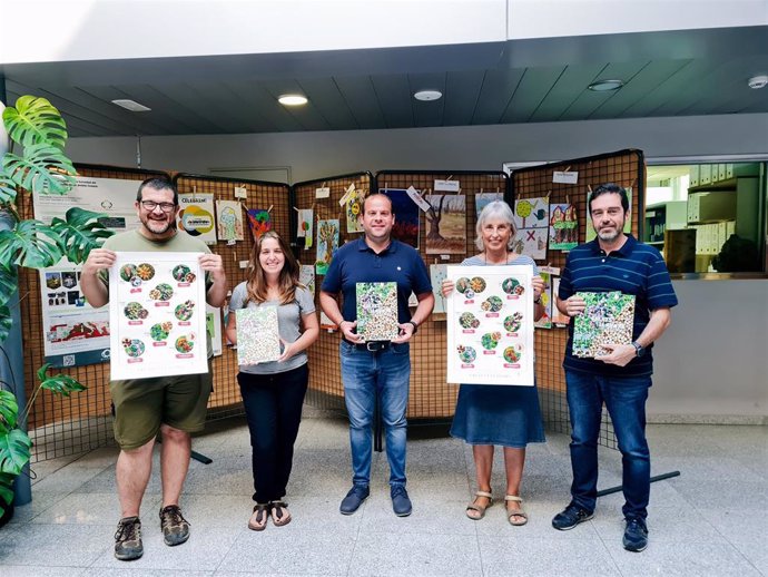 El conseller de Medio Ambiente, Miquel Mir, presenta la primera 'Guía de los Frutos y Semillas de Bosques de Baleares'.