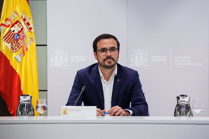 El ministro de Consumo, Alberto Garzón, durante una reunión con responsables de asociaciones del ámbito de la distribución del sector de la alimentación y consumo, en el Ministerio de Trabajo, a 12 de septiembre de 2022, en Madrid (España).