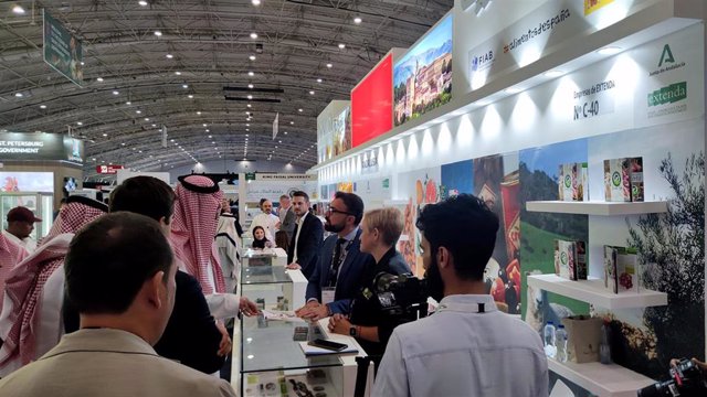 Su alteza real el príncipe Attam Bin Khalid Bin Nasser Bin Abdulaziz Al-Saud, máximo responsable del certamen, visita el stand de Andalucía en Foodex