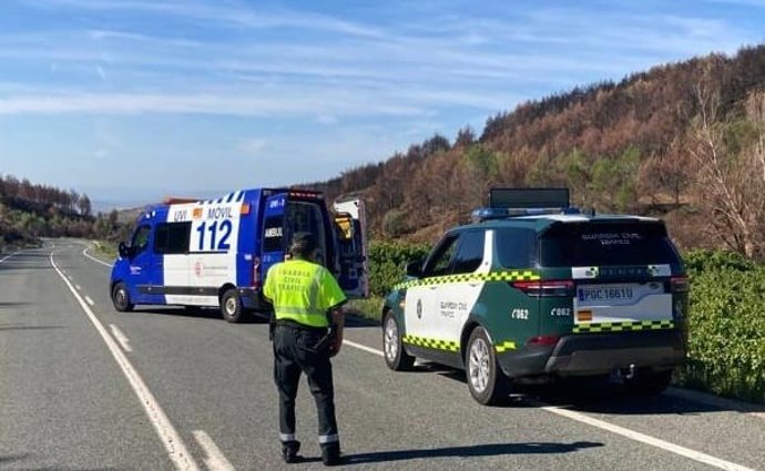 Un agente de la Guardia Civil atiende el accidente de un ciclista en la NA-132