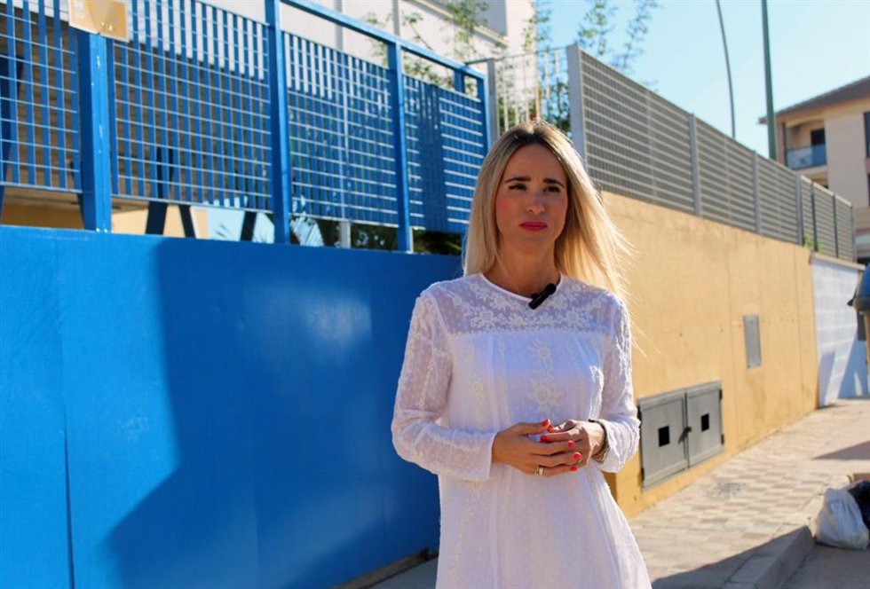 Patricia Alba, diputada provincial del PSOE, junto a un colegio