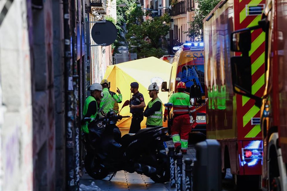 Operarios del Servicio de Limpieza Urgente (Selur) y del Samur Protección Civil, en las inmediaciones de una explosión de una vivienda en Malasaña