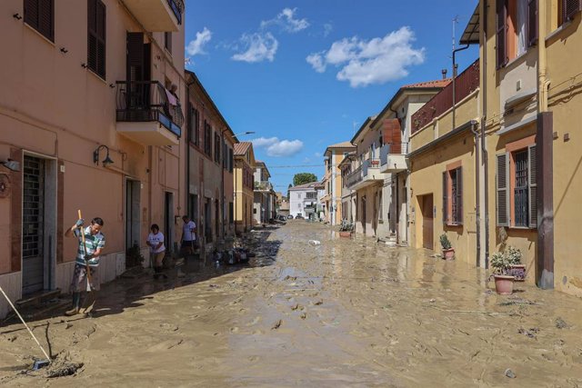 Una calle de Senigallia anegada por la lluvia y el barro