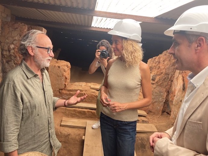 Maritxell Batet junto al arqueólogo Sebastián Celestino Pérez y el alcalde de Guareña, Abel González, en el yacimiento de Casas del Turuñuelo en Guareña (Badajoz).