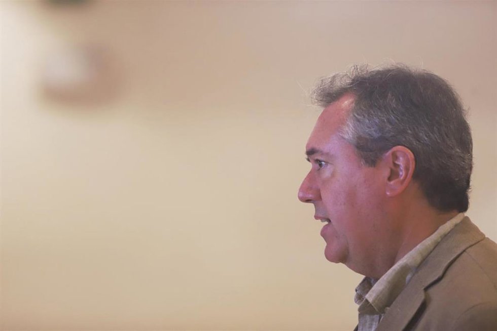 El secretario general del PSOE de Andalucía y Portavoz del Grupo Parlamentario Socialista, Juan Espadas, atiende a los medios en foto de archivo.
