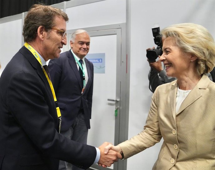 Archivo - El líder del PP, Alberto Núñez Feijóo, amb la presidenta de la Comissió Europea, Ursula von der Leyen, a Rotterdam