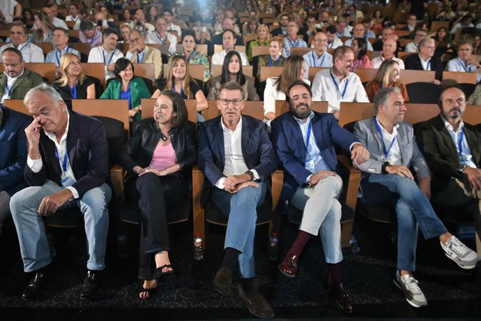 (I-D) El vicesecretario de Comunicación del Partido Popular (PP), Esteban González Pons; la secretaria general del PP, Cuca Gamarra; el presidente del PP, Alberto Núñez Feijóo; el presidente del PP de Castilla La Mancha, Paco Núñez; y el Coordinador Gen