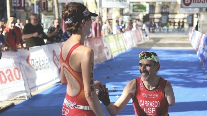 Kini Carrasco le pide matrimonio a su novia tras cruzar la meta como ganador del Europeo de Triatlón en Bilbao.