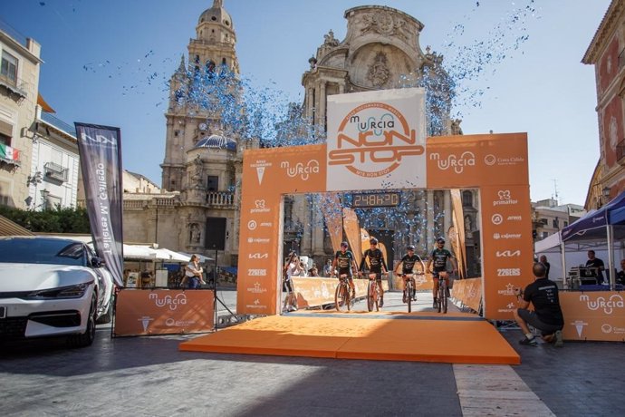La Plaza Belluga de Murcia acoge este fin de semana la meta de la Murcia Non Stop Madrid-Murcia