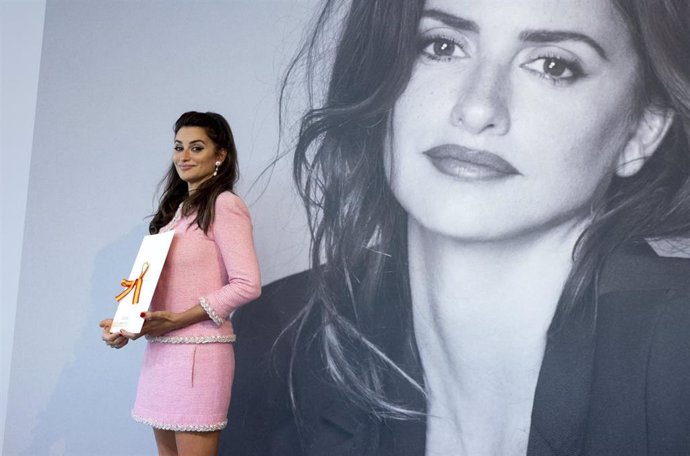 La actriz Penélope Cruz posa con el Premio Nacional de Cinematografía 2022, Tabakalera Centro Internacional de Cultura Contemporánea, a 17 de septiembre de 2022, en San Sebastian, Guipuzkoa, País Vasco (España).