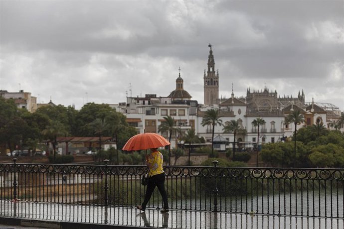 Cielo nublado desde el puente de Triana. A 13 de septiembre de 2022, en Sevilla (Andalucía;España). 