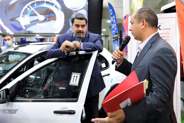 El presidente de Venezuela, Nicolás Maduro, junto a un coche iraní