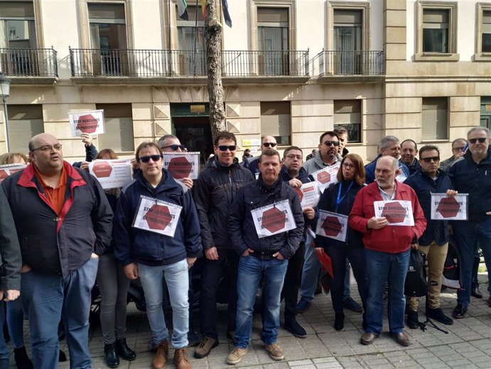 Archivo - Funcionarios de prisiones protestan por las condiciones laborales en la cárcel de Cáceres. Archivo