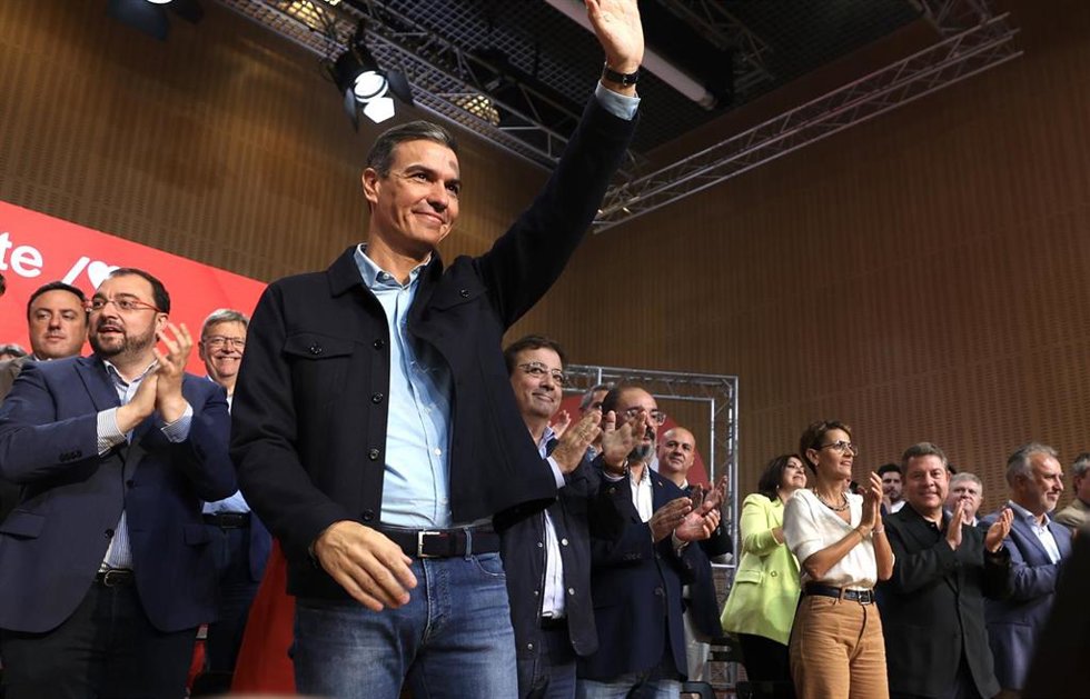 El presidente del Gobierno y secretario general del Partido Socialista (PSOE), Pedro Sánchez, saluda a miembros de su partido en el Consejo Político Federal de su formación, en el World Trade Center, a 17 de septiembre de 2022, en Zaragoza, Aragón.