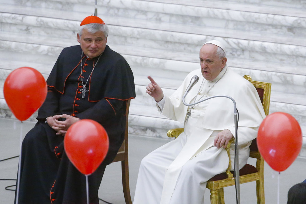  Pope Francis (R) and cardinal Konrad Krajewski meet with children assisted by the Santa Marta Paediatric Dispensary at a pre-Christmas event in the Vatican's Paul VI Hall. Photo: Fabio Frustaci/ANSA via ZUMA Press/dpa
