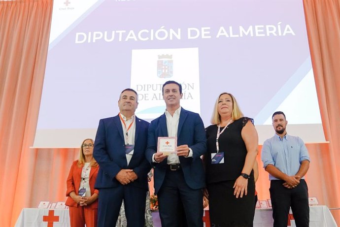 Cruz Roja Almería reconoce la labor del voluntariado, instituciones y empresas durante la pandemia