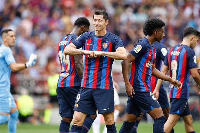 Robert Lewandowski celebra uno de sus goles en el Barcelona-Elche