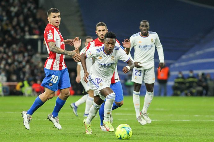 Archivo - Vinicius Junior of Real Madrid controls the ball during La Liga football match played between Real Madrid and Atletico de Madrid at Santiago Bernabeu stadium on December 12, 2021, in Madrid, Spain.