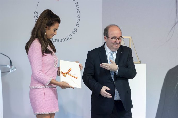 L'actriu Penélope Cruz rep el Premi Nacional de Cinematografia 2022 de mans del ministre de Cultura i Esport, Miquel Iceta, en Tabakalera Centre Internacional de Cultura Contempornia, a 17 de setembre de 2022, en Sant Sebastian