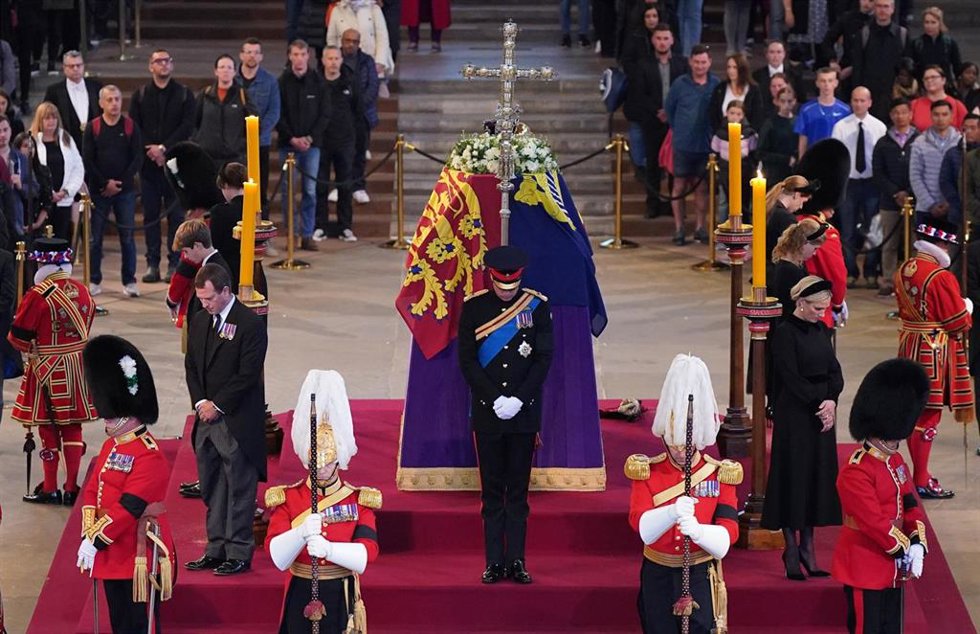 Vigilia de los ocho nietos de la reina Isabel II