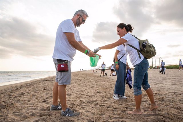 Voluntarios participan en una limpieza colectiva organizada por Estrella Damm y Fundació Cram